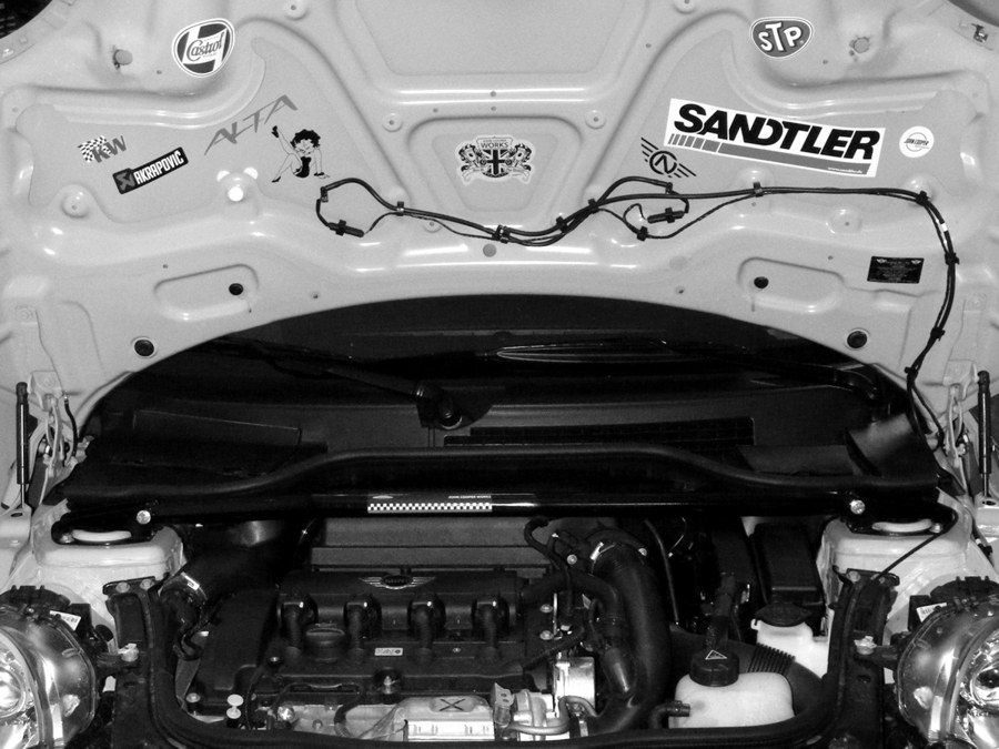 [Bild: engine_bay_bw_web.jpg]