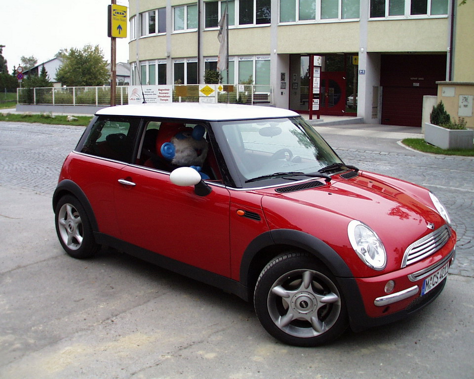 [Bild: mini_cooper_papa_schlumpf_xxl_wien___200...01_min.jpg]