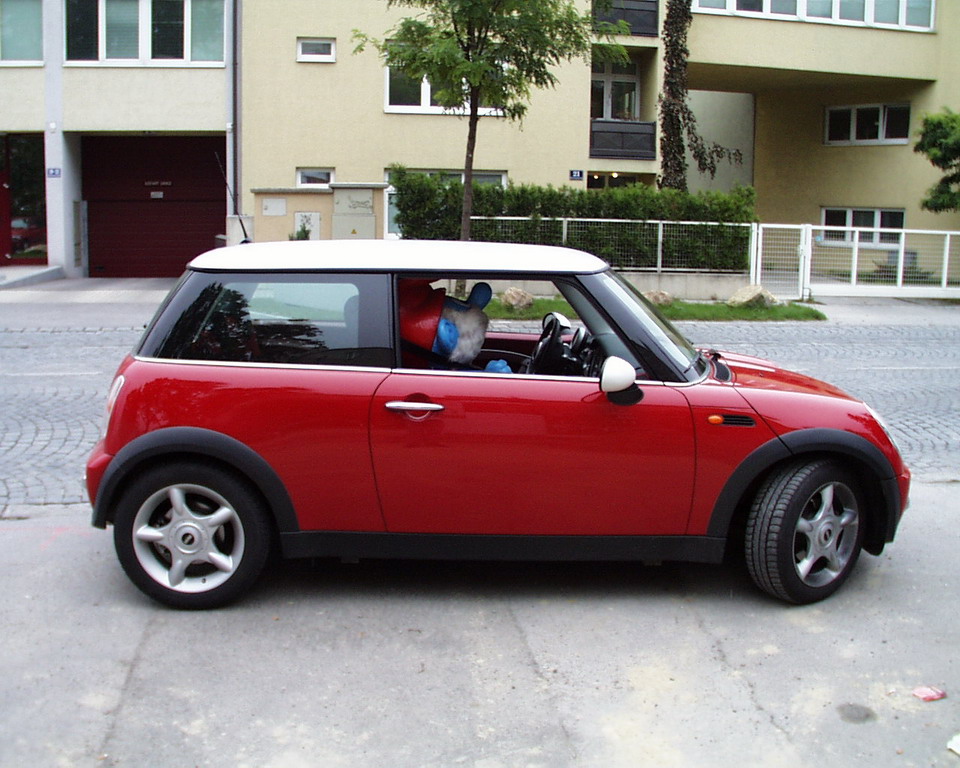 [Bild: mini_cooper_papa_schlumpf_xxl_wien___200...03_min.jpg]