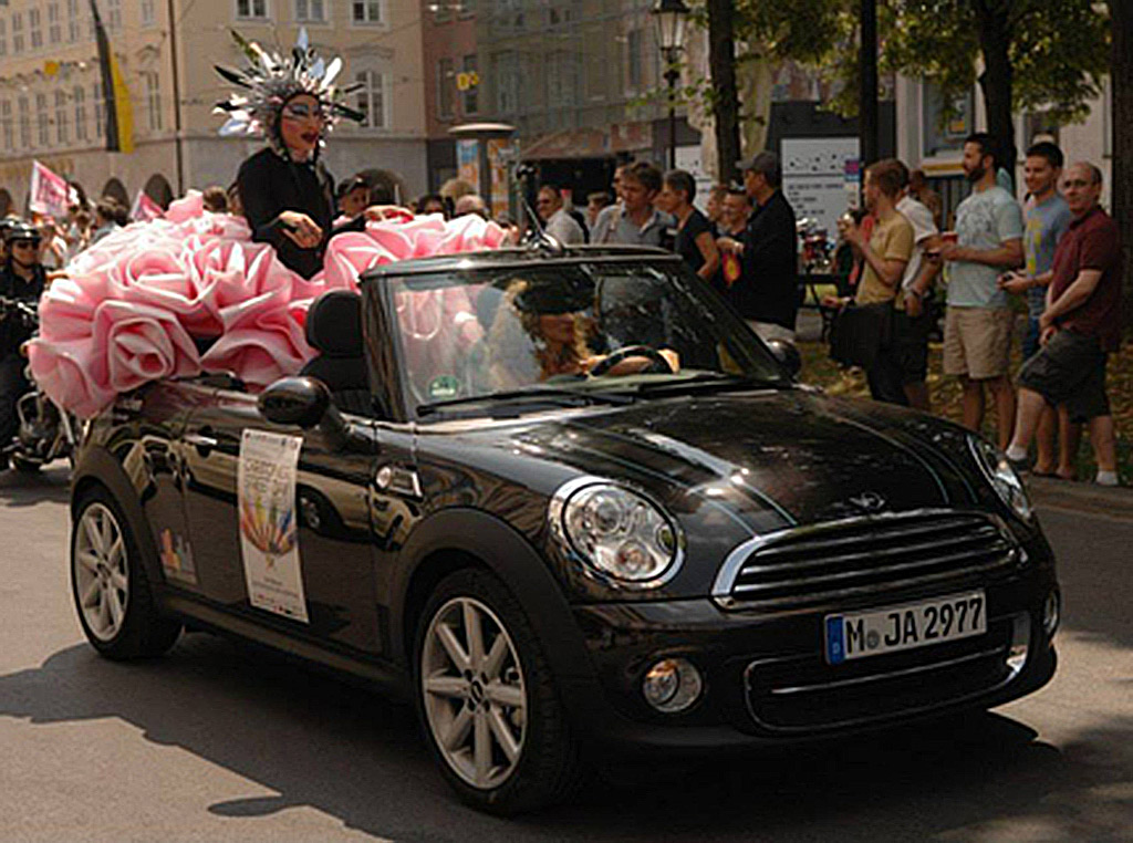 [Bild: mini_cabrio_r57_highgate_christopher_street_day.jpg]