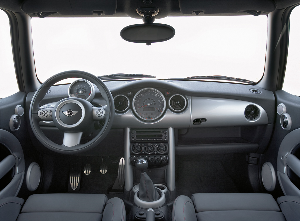 [Bild: mini_cooper_s_jcw_gp_r53_cockpit.jpg]