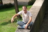 auf der Mauer auf der Lauer sitzt ein kleiner Dombo