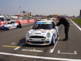 HBPO Racing Mini mit dem Forumsaufkleber auf Poleposition